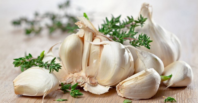 6 Reasons Why You Should Chew Raw Garlic